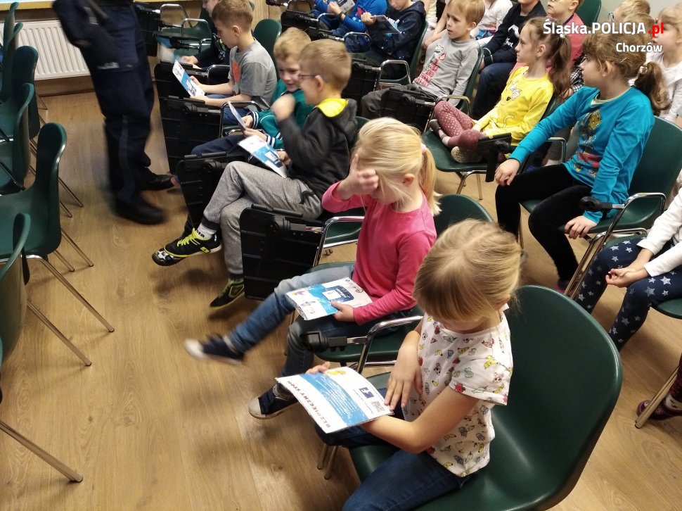 Dzielnicowy przypomniał dzieciom z SP nr 18 w Chorzowie zasady bezpiecznej zabawy zimą