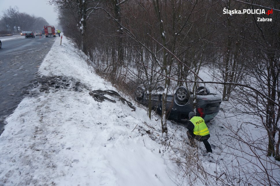 Poślizg zakończony dachowaniem na DK 88. Sprawca był pod wpływem alkoholu
