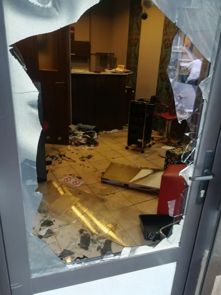 Zniszczono salon fryzjerski, sprawcy poszukiwani