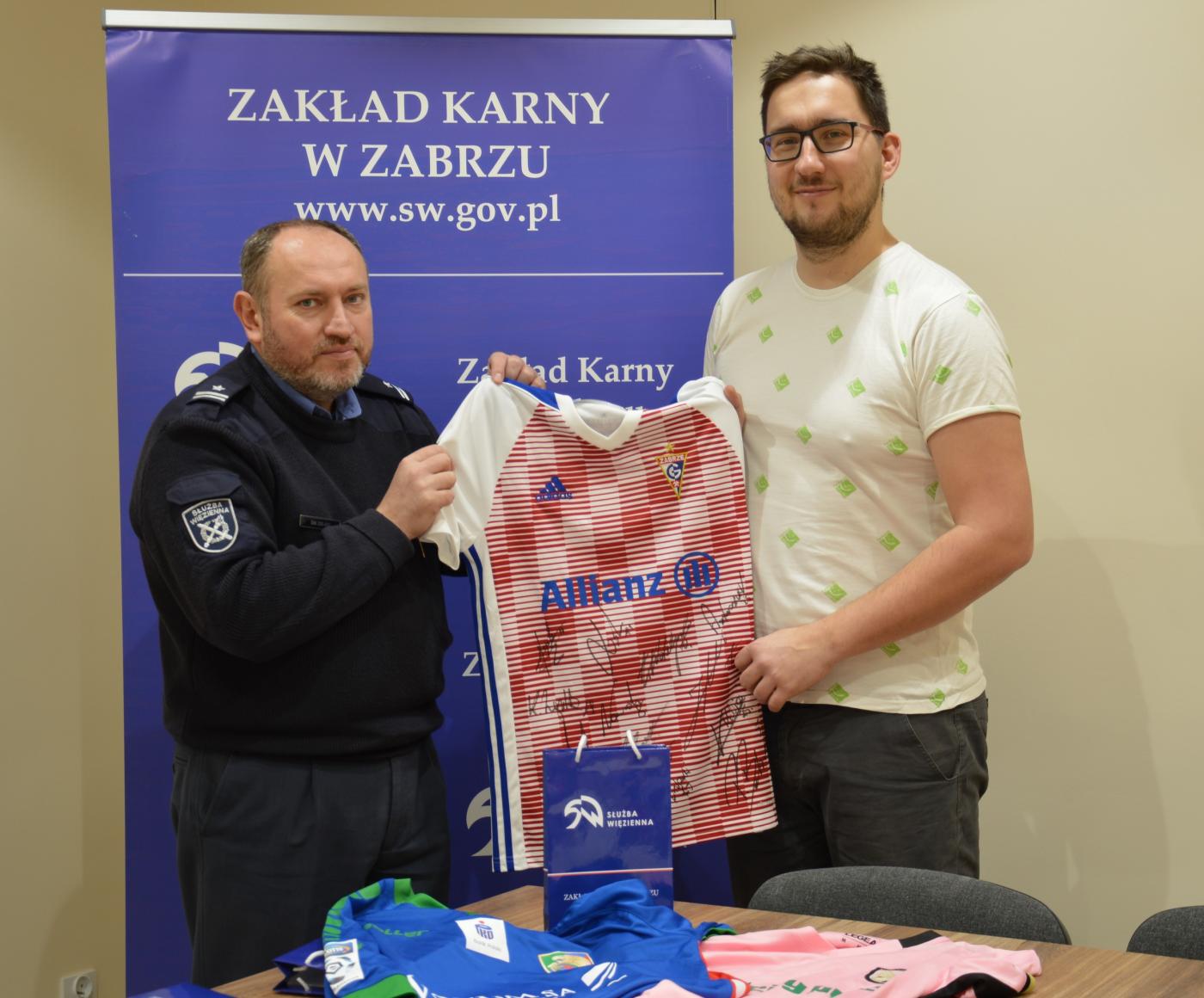 Wylicytuj koszulkę piłkarską i pomóż Bartkowi! Zakład Karny wspiera chorego chłopca