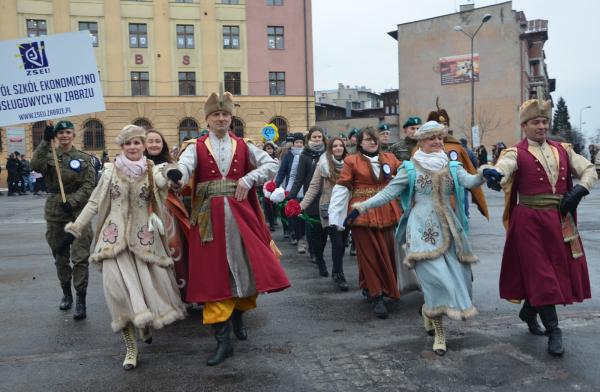 W Zabrzu blisko 800 tegorocznych maturzystów zatańczyło poloneza