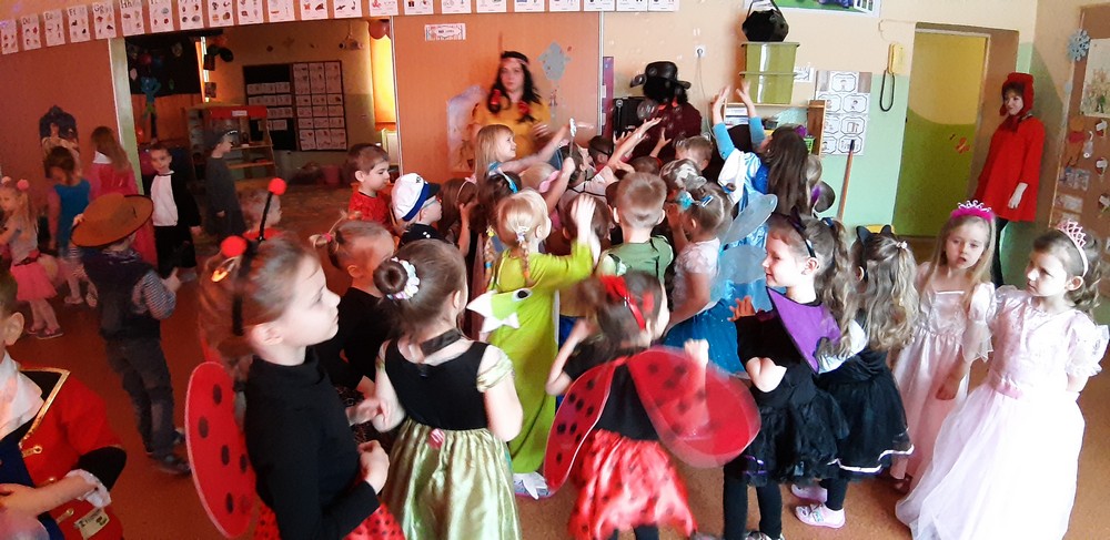 Bal w Bajkolandii na Halembie - w przedszkolach dzieci cieszą się z karnawału
