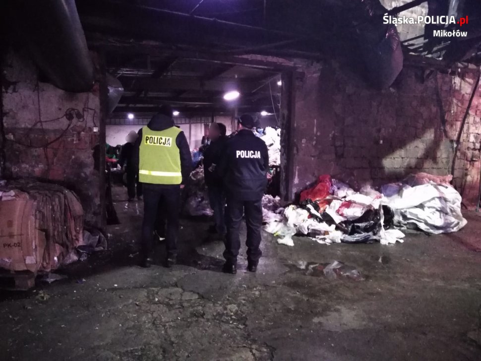 Policjanci i strażacy skontrolowali spółkę która przetwarza odpady wtórne