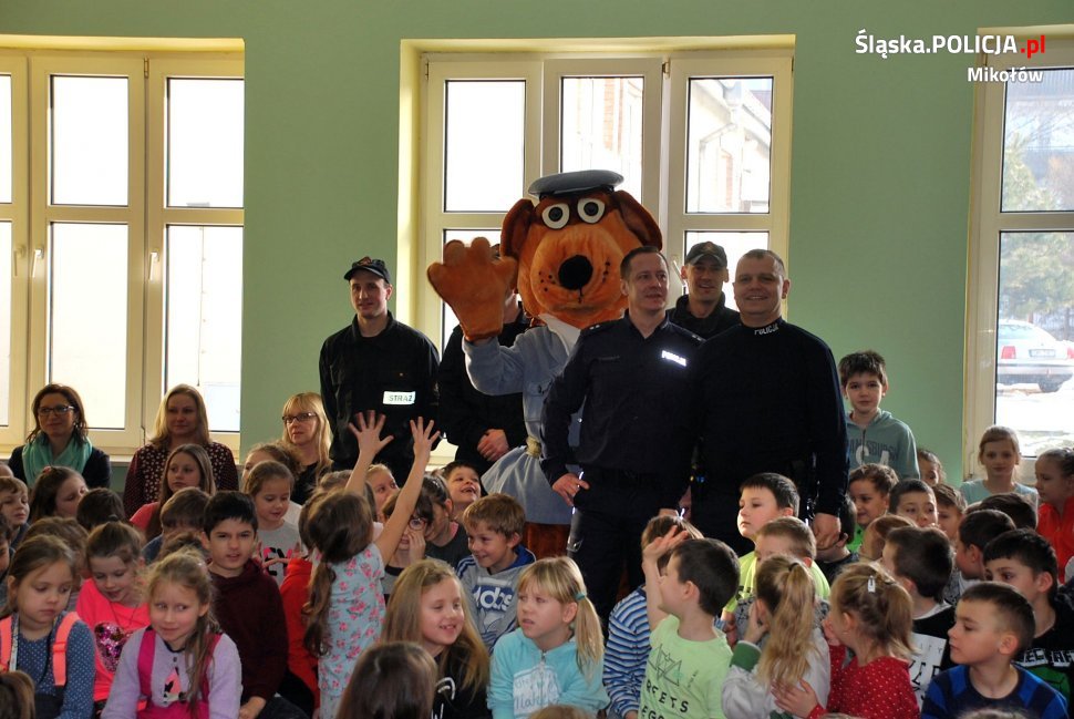 Policjanci i strażacy z Mikołowa o bezpieczeństwie podczas ferii zimowych