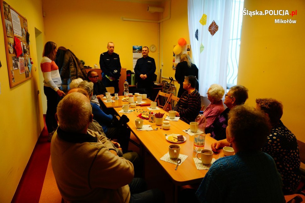 "Bezpieczny senior" - profilaktyka mikołowskich mundurowych