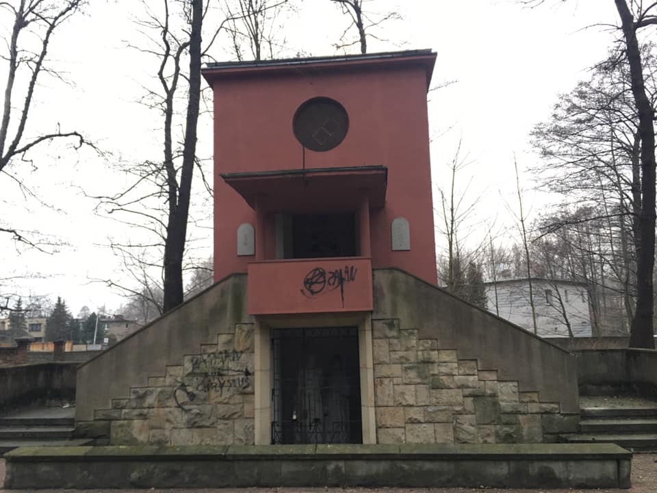 Katowice: Jezusowi i Matce Boskiej domalowali penisy i pentagramy!