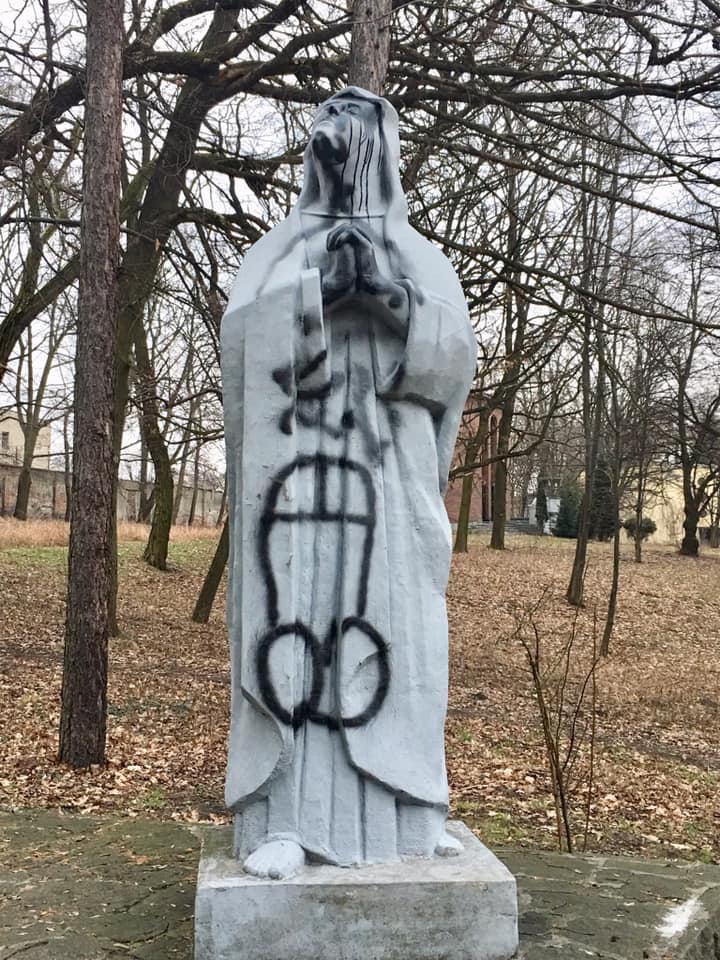 Katowice: Jezusowi i Matce Boskiej domalowali penisy i pentagramy!