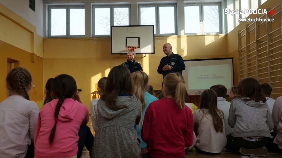 Policjanci z Świętochłowic rozpoczęli cykl spotkań w ramach akcji "Bezpieczne Ferie"