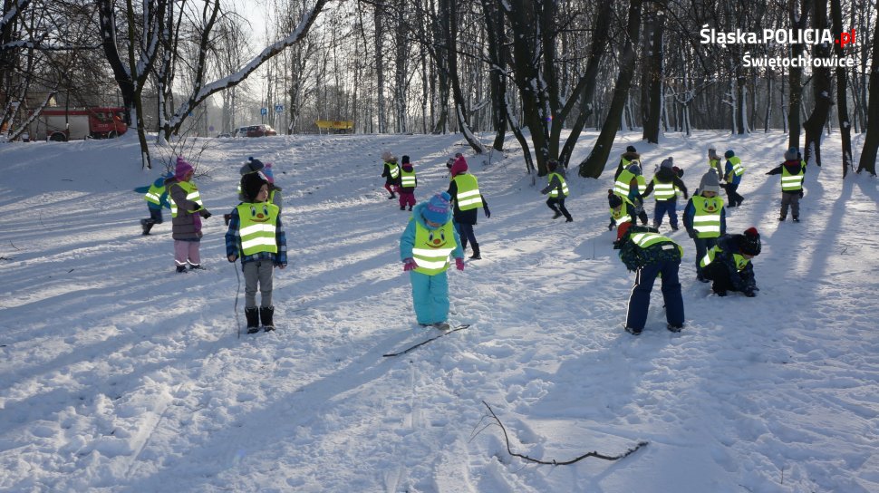 Policjanci i strażacy o bezpieczeństwie podczas ferii zimowych w SP nr 1 i SP nr 8