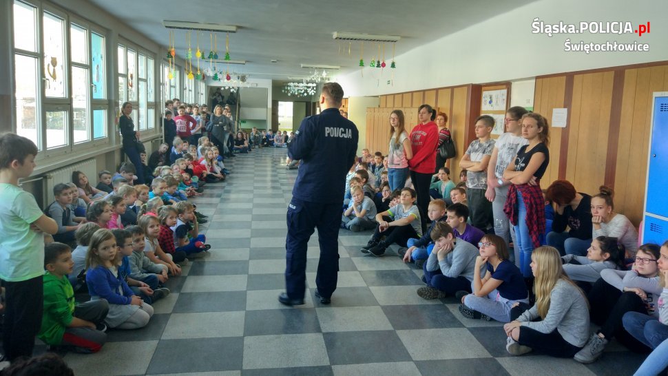 Policjanci i strażacy o bezpieczeństwie podczas ferii zimowych w SP nr 1 i SP nr 8