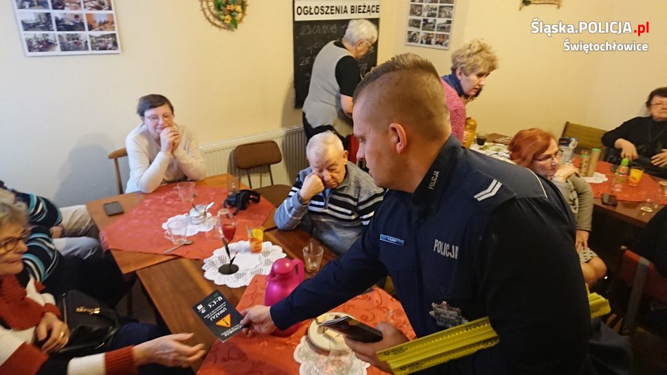 Seniorze nie daj się oszukać! Mundurowi przestrzegali świętochłowickich seniorów