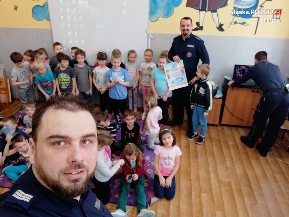 Dzielnicowy z Chorzowa rozmawiał z dziećmi o bezpiecznym wypoczynku podczas ferii