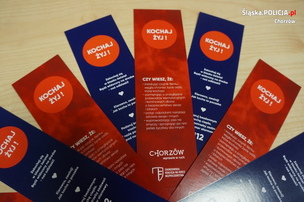 Chorzowska Koalicja na Rzecz Bezpieczeństwa rozdaje zakładki do książek- Kochaj i żyj