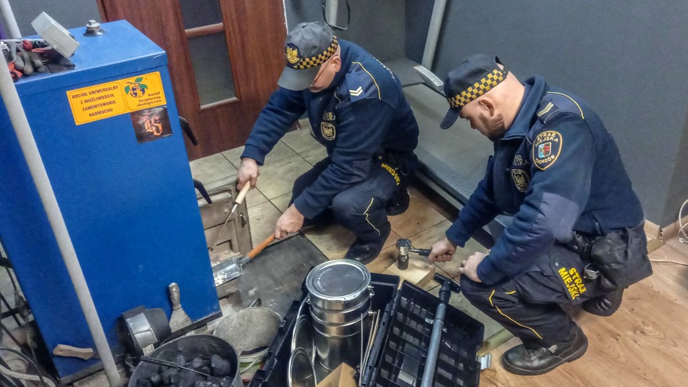 Mieszkańcy myśleli, że wybuchł pożar. Lokator opalał kable w domowym piecu...