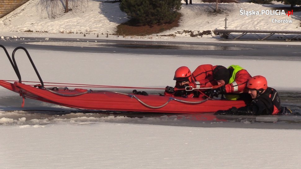 Zabawa na lodzie jest bardzo niebezpieczna! Policjanci i strażacy apelują o rozwagę