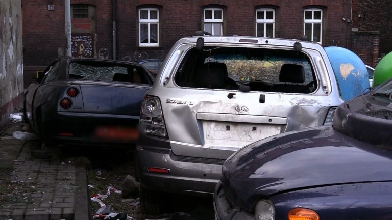 Kto ma to posprzątać? W Chorzowie mieszkańcy chcą się pozbyć rdzewiejących wraków!