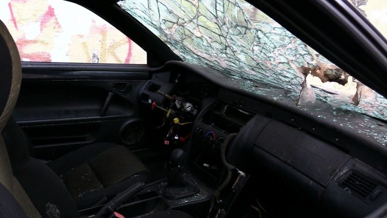 Kto ma to posprzątać? W Chorzowie mieszkańcy chcą się pozbyć rdzewiejących wraków!