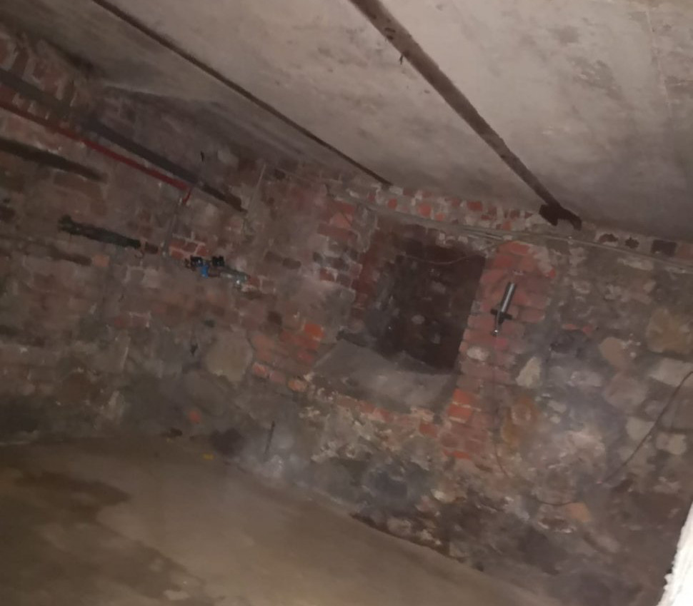 Poszukiwany za handel narkotykami ukrywał się w wykutej w fundamentach dziurze