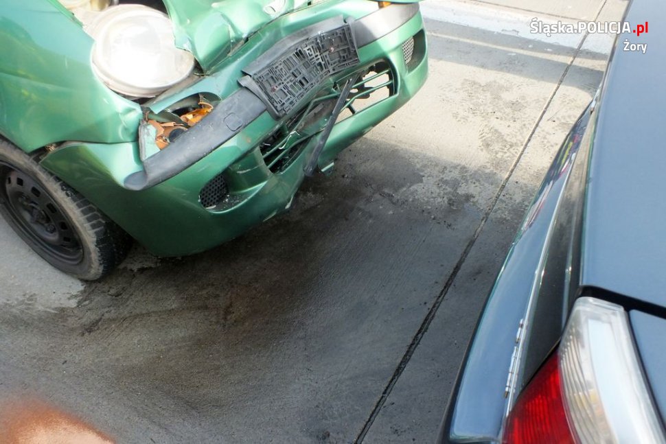 Zderzenie daewoo z oplem w Żorach. Zachowajcie bezpieczną odległość!