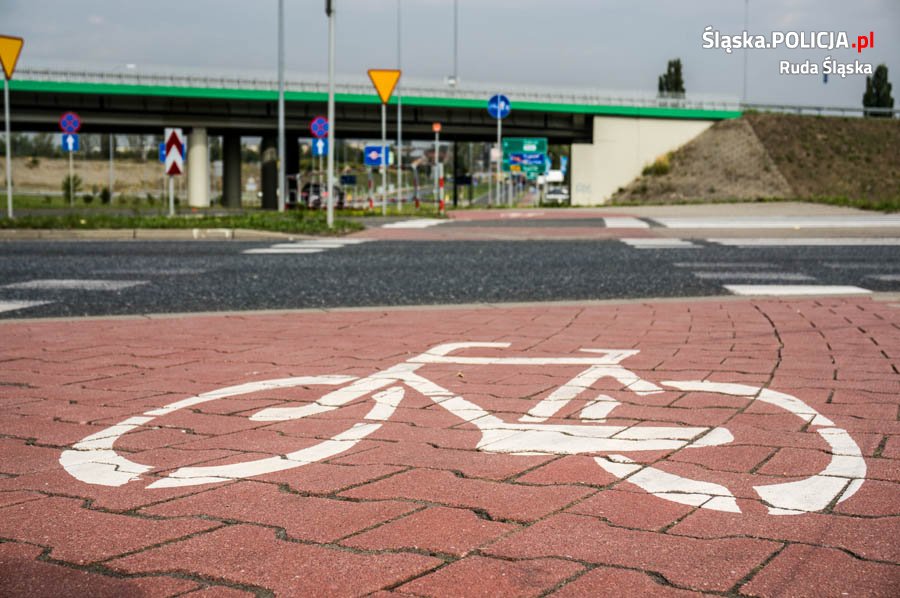 Uważajmy na rowerzystów. Na rudzkich drogach widać ich z każdym dniem coraz więcej