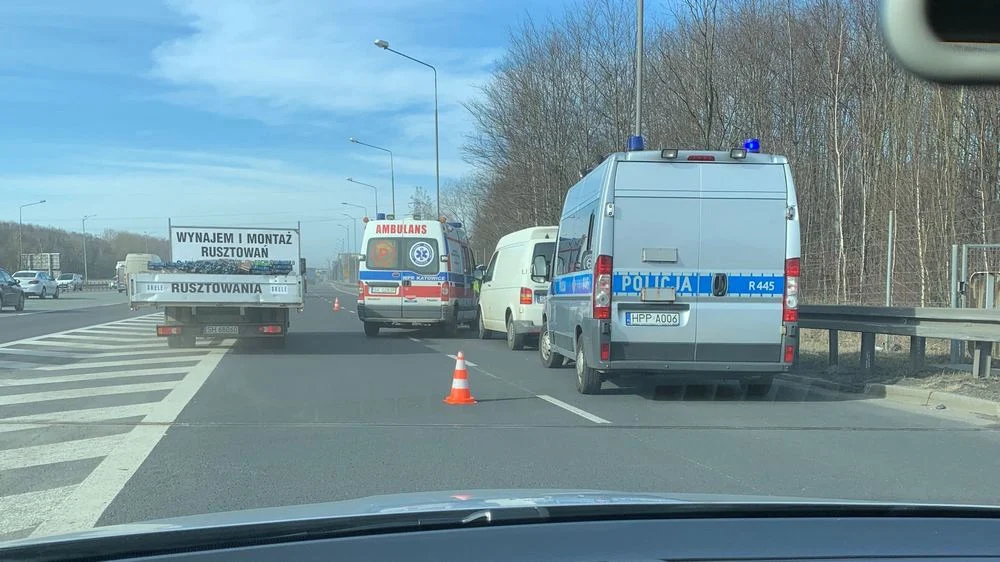Na wjeździe na A4 w Kochłowicach doszło do wypadku - lądował medyczny helikopter