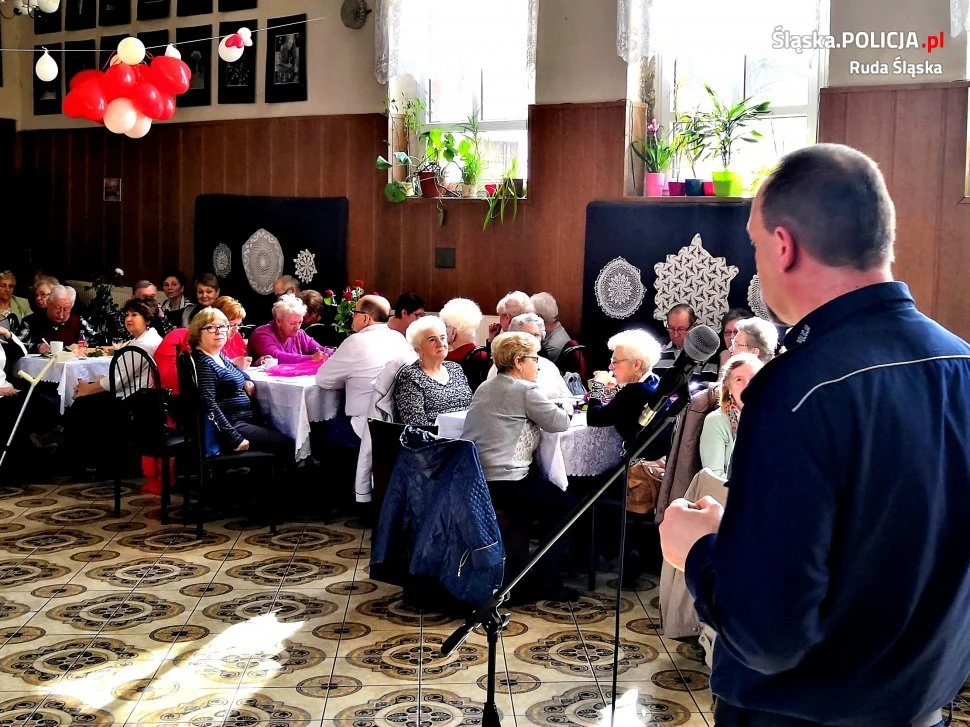 Policjanci debatowali z seniorami z Rudy Śląskiej o bezpieczeństwie
