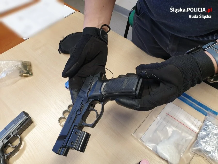 Zatrzymany do kontroli kierowca audi miał przy sobie narkotyki i dwa pistolety