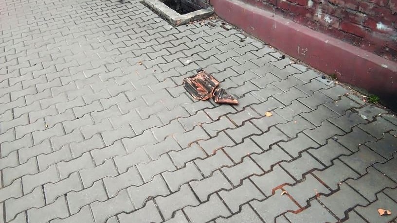 Uważajcie przy „Werdonie”! Dachówki spadają z bloków na chodnik przy ul. 1 Maja!
