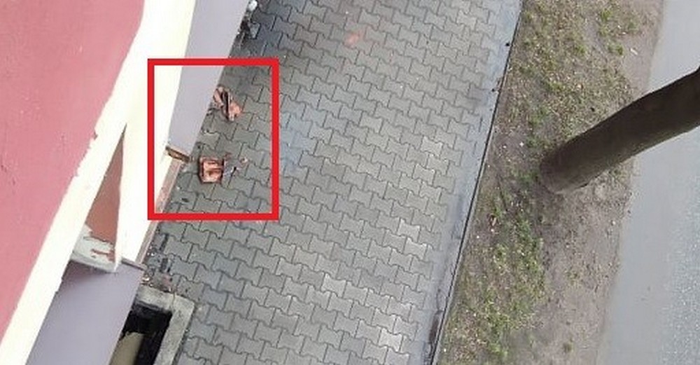 Uważajcie przy „Werdonie”! Dachówki spadają z bloków na chodnik przy ul. 1 Maja!
