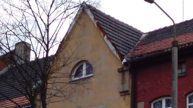 Uważajcie przy „Werdonie”! Dachówki spadają z bloków na chodnik przy ul. 1 Maja!