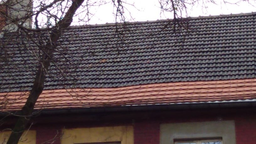 Uważajcie przy „Werdonie”! Dachówki spadają z bloków na chodnik przy ul. 1 Maja!