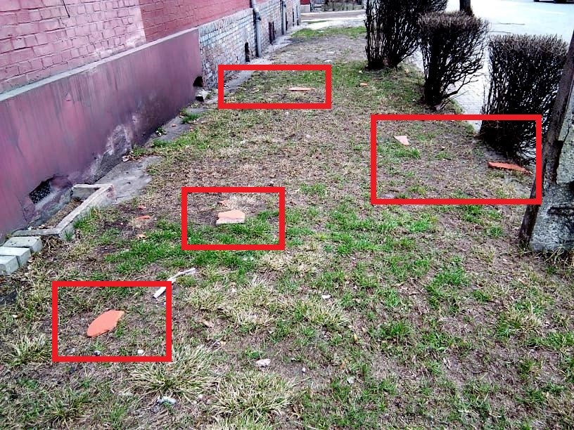 Uważajcie przy „Werdonie”! Dachówki spadają z bloków na chodnik przy ul. 1 Maja!