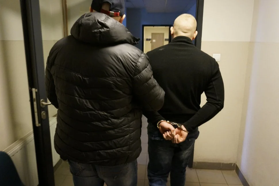 Mężczyzna ostrzelał samochód z wiatrówki. Pseudokibicowskie porachunki?