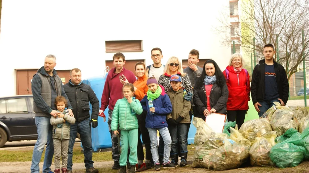 Mieszkańcy wzięli sprawy w swoje ręce i zebrali zalegające w lesie śmieci