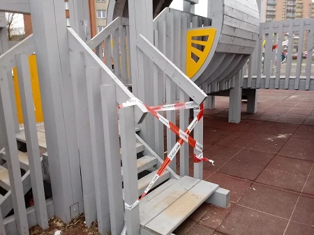 Niebezpieczny plac zabaw zamknięty. 16 - latka złamała tam nogę
