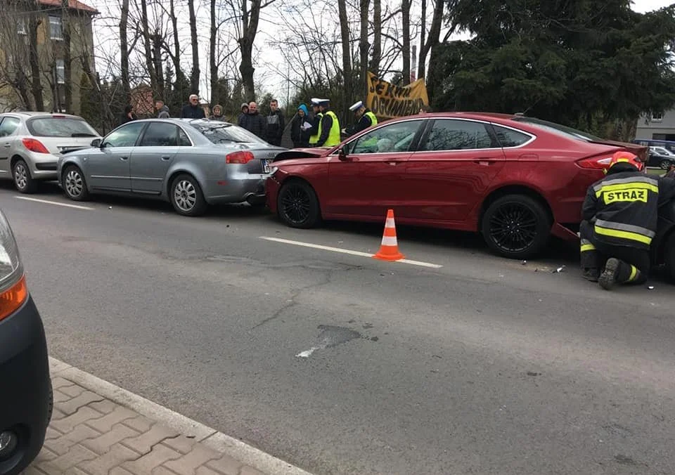 Najechał na kolumnę pojazdów uczestniczącą w kolizji drogowej