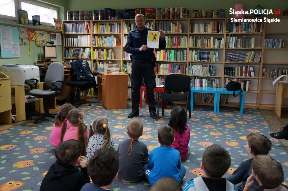 Dzielnicowy na spotkaniu w Bibliotece Miejskiej