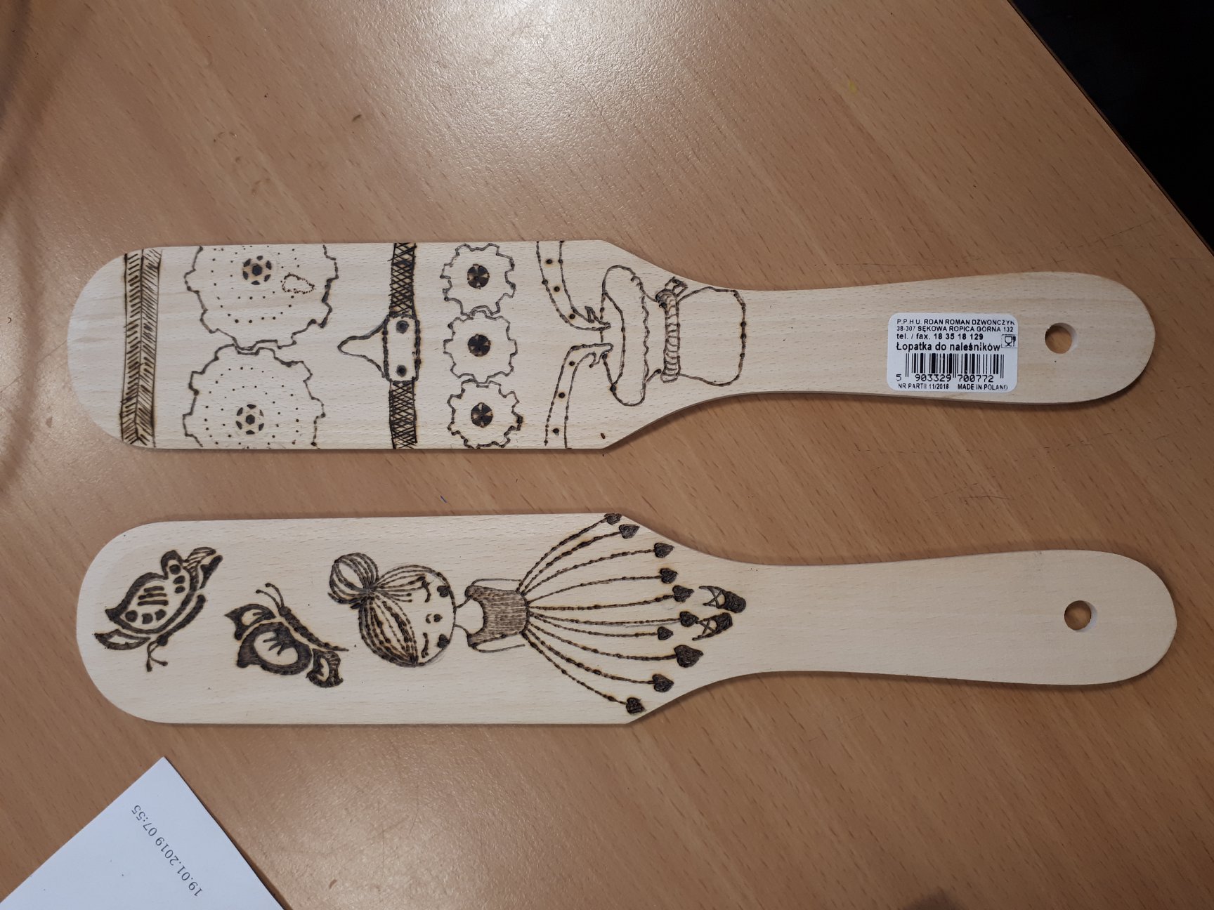 Warsztaty z wycinania i wypalania w drewnie w MOK-U