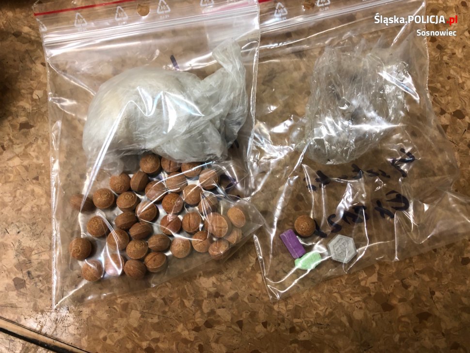 23-letni diler niósł w reklamówce pół kilograma amfetaminy