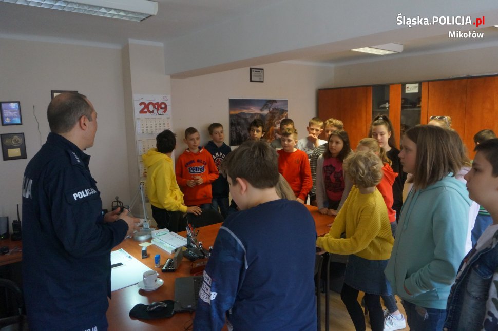 Uczniowie z SP nr 5 w mikołowskiej komendzie