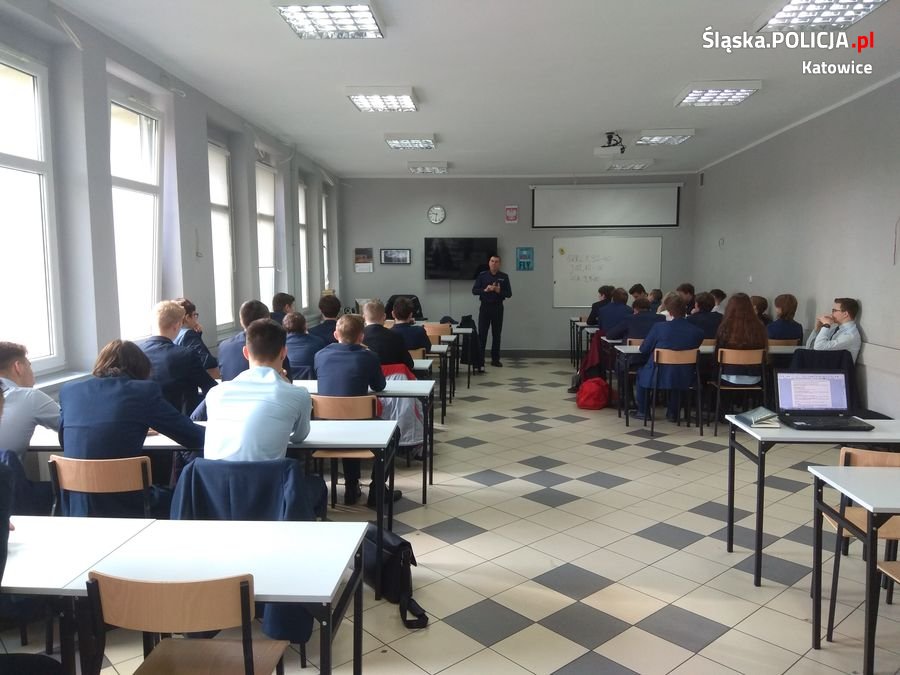 Policjanci prowadzili zajęcia dla uczniów Śląskich Technicznych Zakładów Naukowych