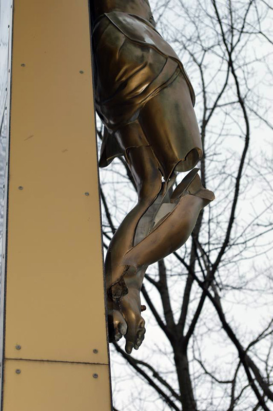 Doszło do kolejnego aktu profanacji. Zniszczono krzyż przy parafii NSPJ w Koszutce