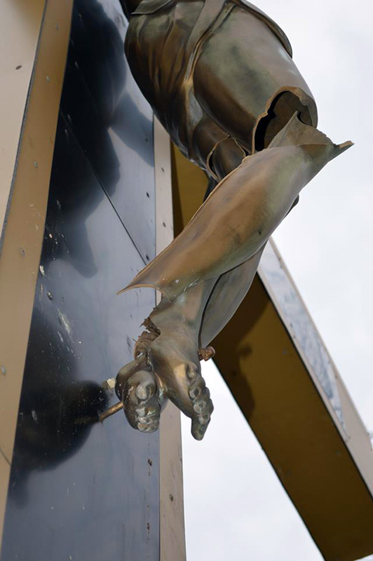 Doszło do kolejnego aktu profanacji. Zniszczono krzyż przy parafii NSPJ w Koszutce