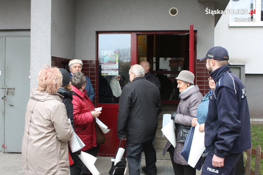 Policjanci z seniorami oplakatowali Osiedle Odrodzenia