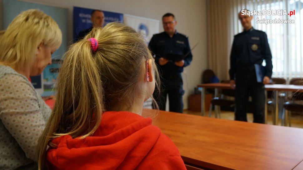 Mała bohaterka z Świętochłowic odebrała podziękowania od komendanta