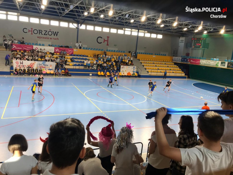 Policjanci rozmawiali z chorzowską młodzieżą o bezpiecznym kibicowaniu