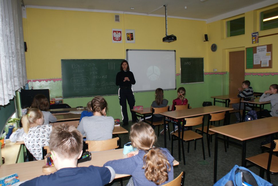 Chorzowska policjantka z piątoklasistami o cyberzagrożeniach