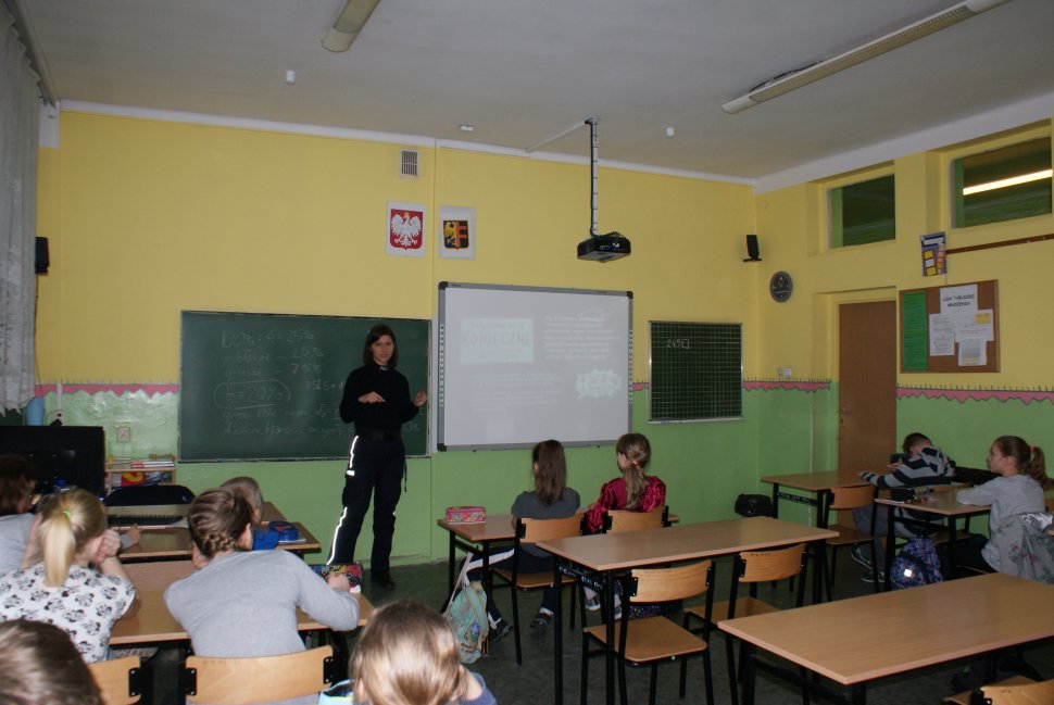 Chorzowska policjantka z piątoklasistami o cyberzagrożeniach