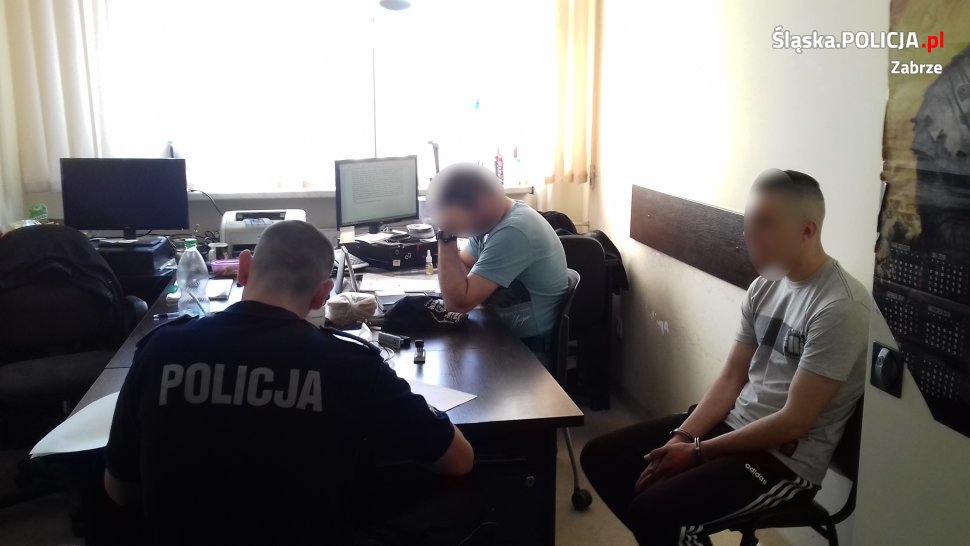 18 - latek podejrzany o rozboje i kradzieże. Chciał uciekać podczas próby legitymowania