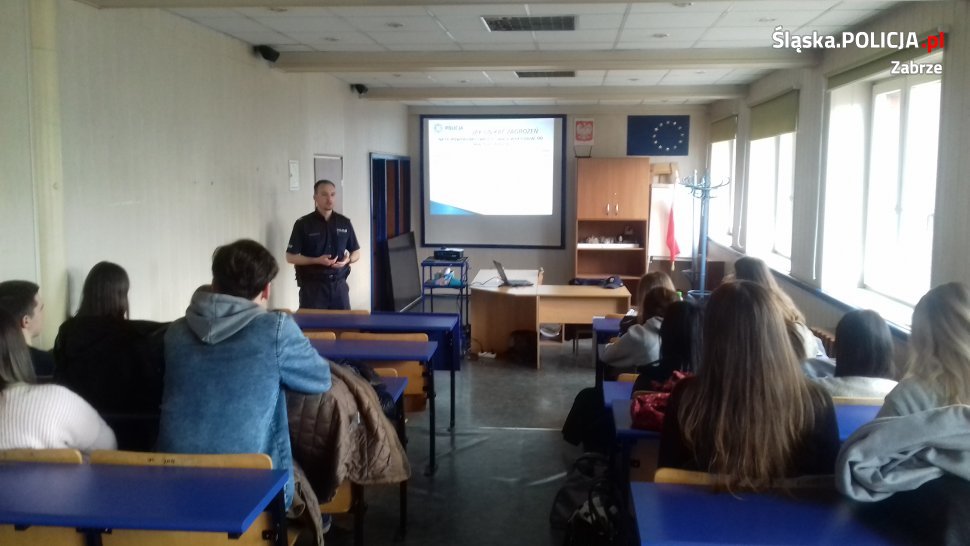 Policjanci rozmawiali o handlu ludźmi z uczniami szkół średnich